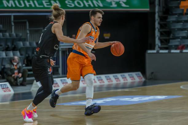 由低谷到回 由低谷到回